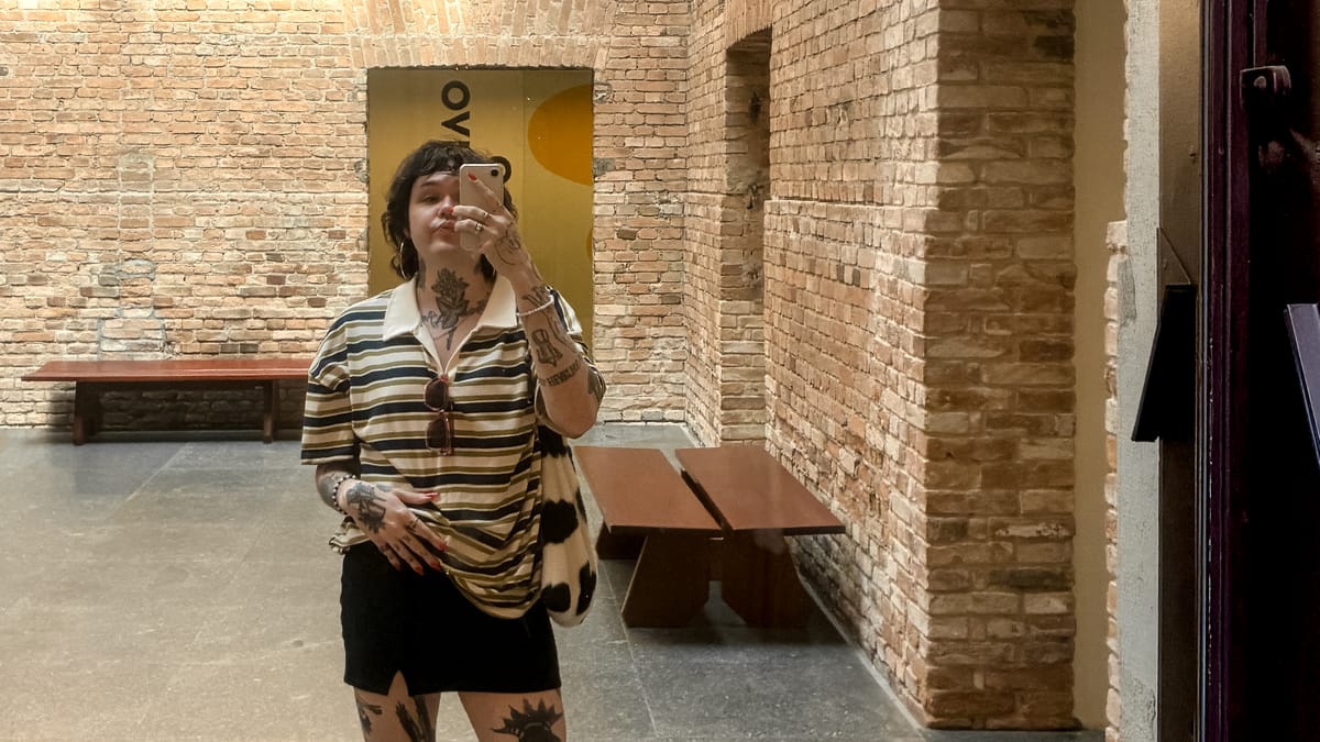 Como usar bolsas para valorizar o quadril